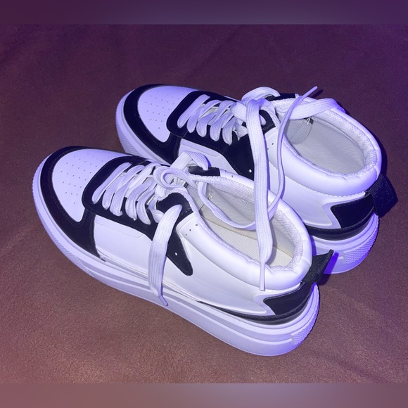 Pair of B&W size 10 sneakers - Picture 4 of 6